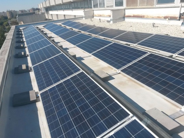 Beüzemelésre került a Petz Aladár Megyei Oktató Kórház épületeire telepített 265 kWp-es napelemes kiserőmű.