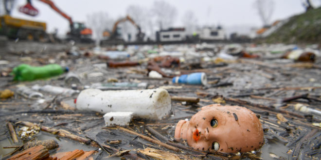 Több mint 1,3 milliárd tonna műanyagszemét halmozódhat fel a szárazföldön és az óceánokban 2040-ig