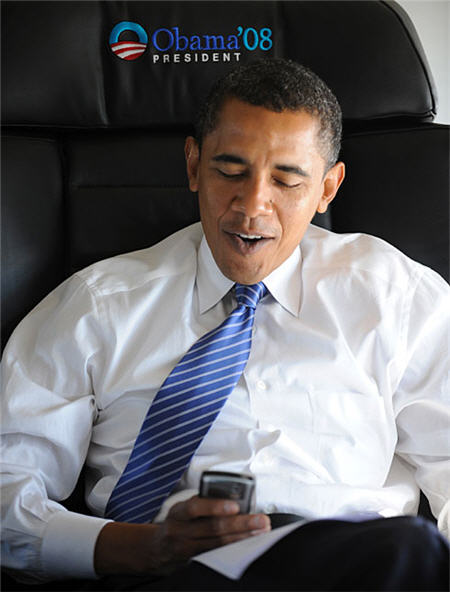 Obama Blackberry-vel a kezében