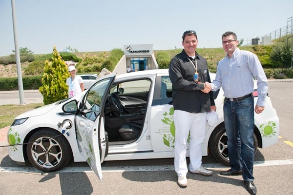 Gyulay Zsolt, a Hungaroring Zrt. elnök-vezérigazgatója és Bali Attila, az MVM Partner ZRt. vezérigazgatója a MVM Csoport elektromos autója mellett
