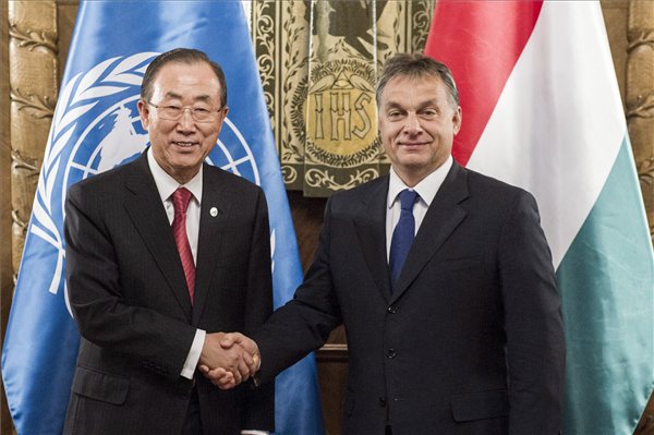 2013. október 8. A Miniszterelnökség által közreadott képen Orbán Viktor miniszterelnök (j) fogadja Ban Ki Munt, az ENSZ főtitkárát az Országházban 2013. október 8-án. Ban Ki Mun a Budapesti Víz Világtalálkozóra érkezett Magyarországra.